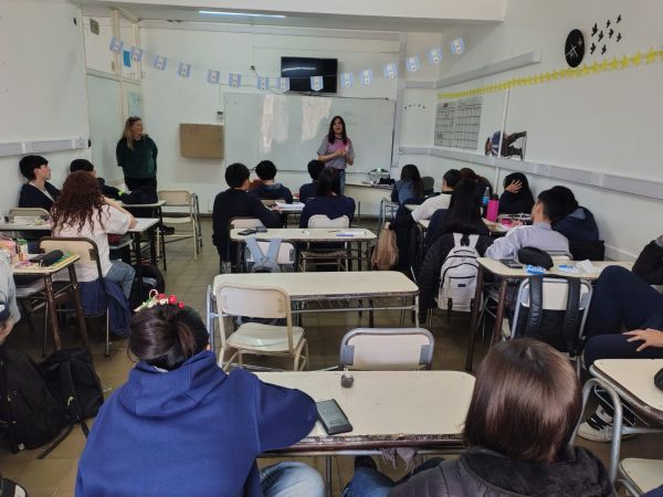 Estudiantes de 5° Año se suman a “Un Lazo Nos Une”