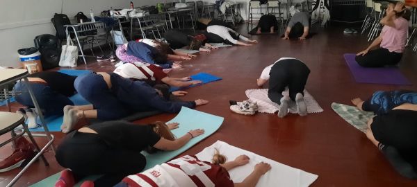 Clase de yoga para Sexto año