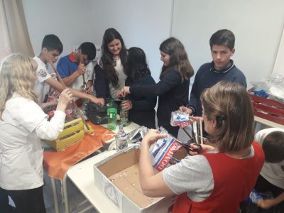 Taller de confección de Ecoladrillos en la escuela Amanecer